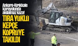 Ankara-Kırıkkale karayolunda akılalmaz kaza! Tır üzerindeki kepçe, köprüye takıldı!