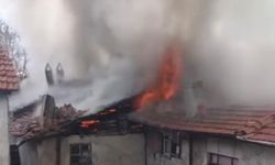 Evin çatısı alevlere teslim oldu
