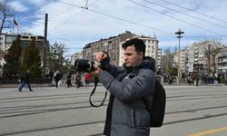 Fotoğrafını çekmek istediği şahıs silah çekti, korku dolu anlar kameraya yansıdı