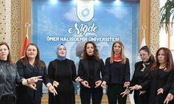İşitme engelli öğrencilerin hayatlarını kolaylaştırmak için işaret dili öğreniyorlar