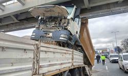 Tıra yüklenmiş hafriyat kamyonu üst geçide çarptı