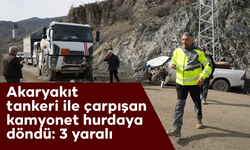 Akaryakıt tankeri ile çarpışan kamyonet hurdaya döndü: 3 yaralı