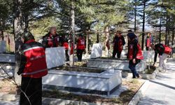 Bayram öncesinde şehitlik temizlendi