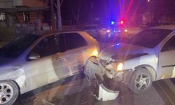 İki otomobilin çarpışması kameraya yansıdı: 1 yaralı