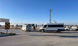 Kamyonet ile okul servis minibüsü çarpıştı: 5 yaralı