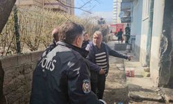 Kendini tehlikeye atan polis yangının büyümesini önledi