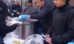 Mahalleli kendi imkanlarıyla bin kişiye iftar verdi