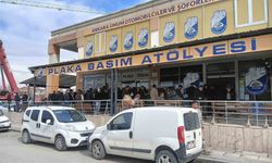 Plakasının yazı sitili standartlara aykırı olan sürücüler ceza yememek için plaka basım atölyesinde uzun kuyruklar oluşturdu