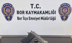 Silah ve çalıntı motosiklet ele geçirildi