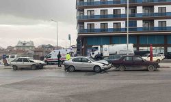 Üç aracın karıştığı zincirleme kazada 1 kişi yaralandı