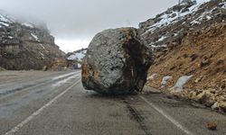 Yola dev kaya düştü