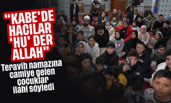Teravih namazına camiye gelen çocuklar ilahi söyledi
