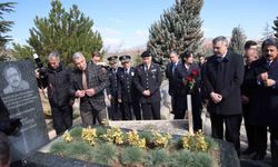 Bakan Çiftçi, Neşet Ertaş'ın kabrini ziyaret etti