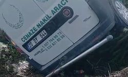 Cenaze nakil aracı kaza yaptı, araçtaki 2 kişi yaralandı