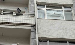 Fırtınada kırılan cam 6'ncı kattan vatandaşın üzerine düştü