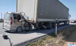 Hafif ticari araç tırın dorsesine ok gibi saplandı: 1 ağır yaralı