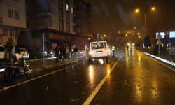 Kontrolden çıkan minibüs refüje çarpıp karşı şeride geçti: 1 yaralı