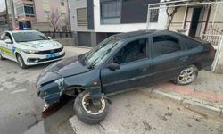 Kontrolden çıkan otomobil kaldırıma çıktı