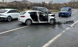 Otomobil ile hafif ticari araç kafa kafaya çarpıştı: 4 yaralı