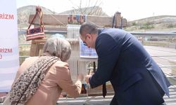 Turistler halı dokuyup çanak yaptı