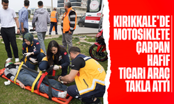 Motosiklete çarpan hafif ticari araç takla attı: Yaralı sürücünün yardımına vatandaşlar koştu