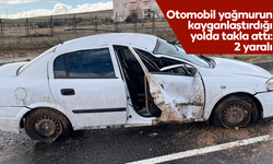 Otomobil yağmurun kayganlaştırdığı yolda takla attı: 2 yaralı