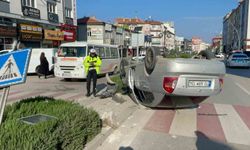 Takla atan otomobil sürücüsü yaralandı