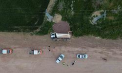 Toprak yüklü kamyon şarampole devrildi: 1 yaralı