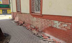 Cami duvarının dekoratif tuğlaları deforme olup kaldırıma döküldü
