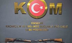 Ruhsatsız tüfek ve kaçak içki ele geçirildi
