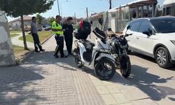 Yaya geçidinde motosikletler çarpıştı