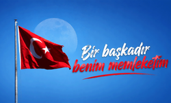 Mavi gökyüzünde Türk bayrağı ve ay manzarası