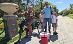 2 minik simitçi ilgi odağı oldu