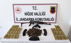 Niğde'de bir evde yapılan aramada AK-47 kalaşnikof tüfek ve ruhsatsız tabanca ele geçirildi
