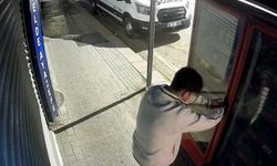 2 çocuk kilitli meşrubat dolabını böyle zorladı