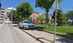 Eskişehir'de kaldırıma park eden sürücü yayaları hiçe saydı
