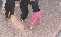 İki kadının saç başa kavgası kamerada