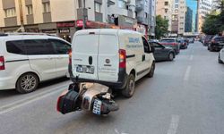 Korkutan kaza: Motosiklet, hafif ticari aracın altına girdi