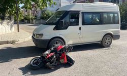 Minibüsle motosiklet çarpıştı: 2 yaralı