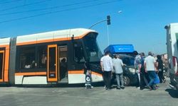 Tramvay ile araç çarpıştı, seferlerde aksama yaşandı