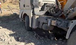Kontrolden çıkan tır devrildi