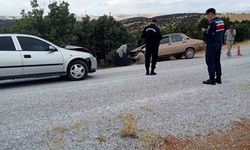Otomobiller kafa kafaya çarpıştı: 1'i ağır 2 yaralı