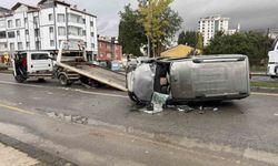 Ağaca çarpan araç yan yattı: 4 yaralı