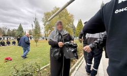 Cuma namazı çıkışında çöp poşeti ile dilendi