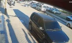 Devrilen motokurye metrelerce sürüklenip otomobile çarptı: O anlar kamerada