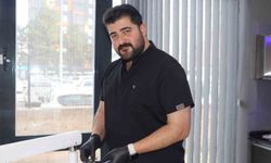 Fotoğraf çektirmek isteyenler hastası oluyor, Sivas'ta bir diş hekimi Eypio'ya benzerliği ile dikkat çekiyor