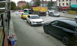 Hafriyat yüklü kamyon ile minibüs çarpıştı: 10 yaralı