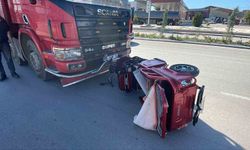 Kamyonla çarpışan elektrikli bisiklet 10 metre sürüklendi: 2 yaralı