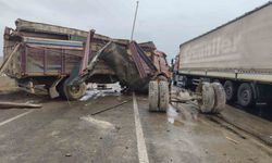 Kayganlaşan yolda kamyon karşı şeride geçti, sürücü yaralandı