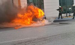 Kayseri'de elektrikli otomobil alev alev yandı